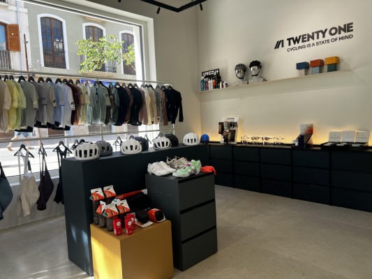 La barcelonesa Twenty One Cycling abre en Dénia su nueva flagship store y consolida su expansión internacional