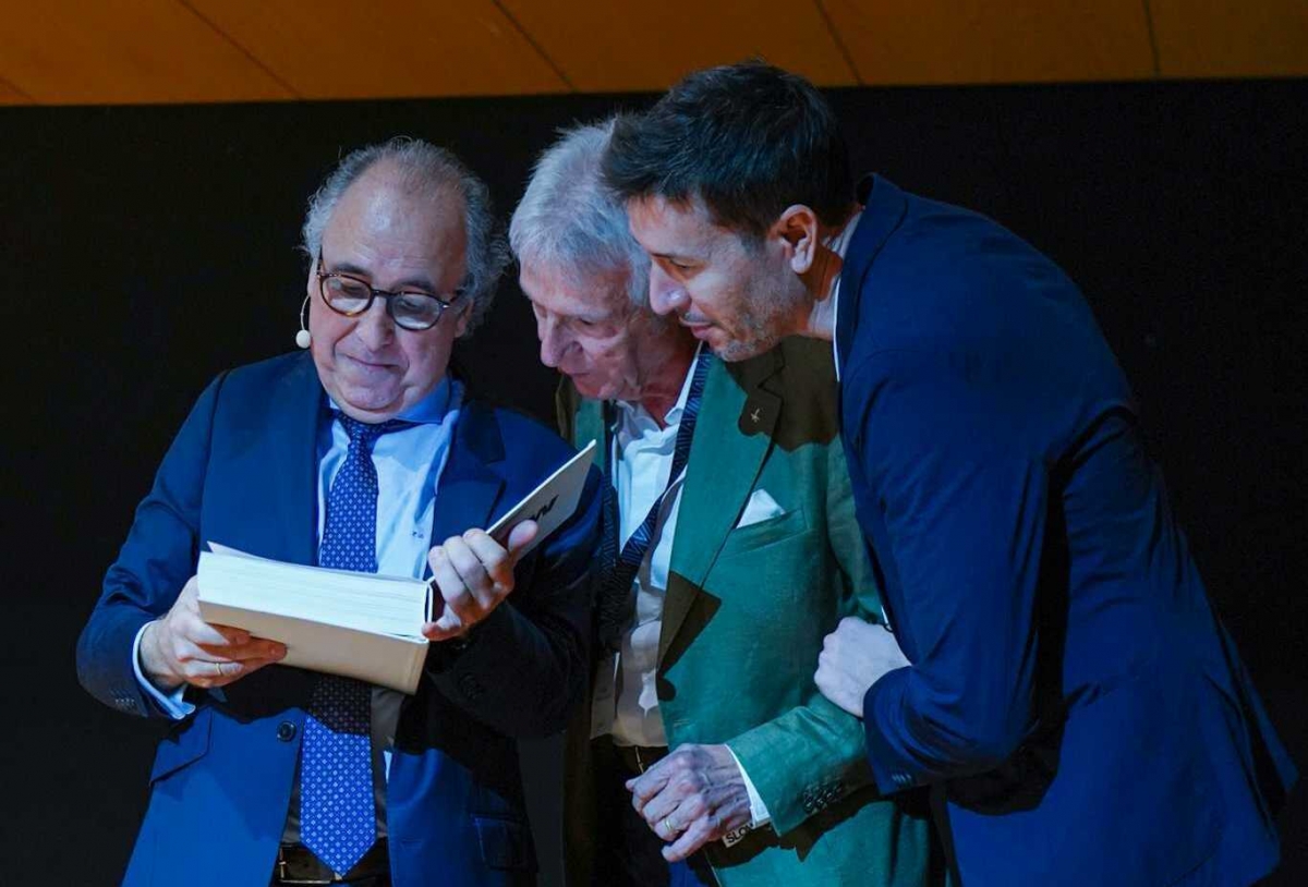 Primitivo Roig obsequia a Emilio Duró con su libro Odontología Slow. - Foto: CLÍNICAS W Primitivo Roig obsequia a Emilio Duró con su libro Odontología Slow.