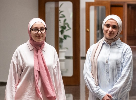 La UPV recauda fondos para ayudar a Nariman y Roba, las dos hermanas que llegaron a València huyendo de Palestina