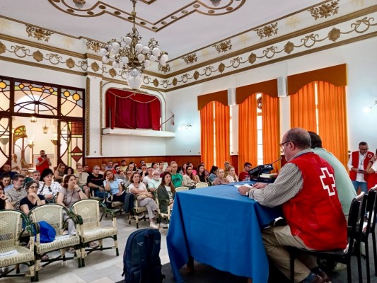 Alzira acoge la primera formación en emergencias de la Cruz Roja para empresas y comerciantes