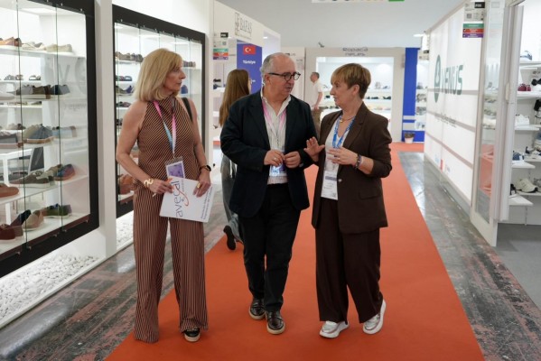 Cano destaca el liderazgo valenciano en el calzado en la feria Expo Riva Schuh en Italia