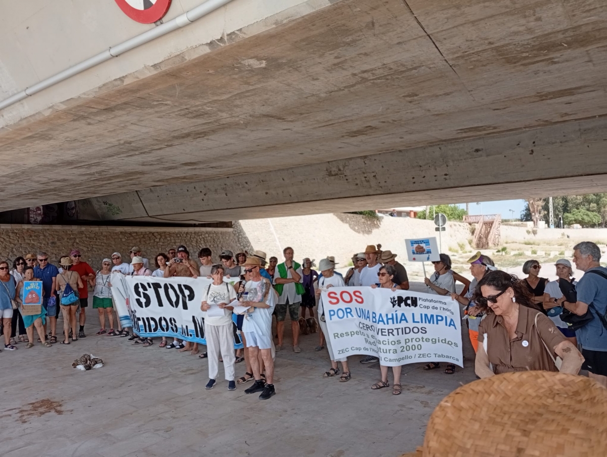 Unas 70 personas se concentran en la Albufereta en Alicante para denunciar los vertidos y reclamar una 