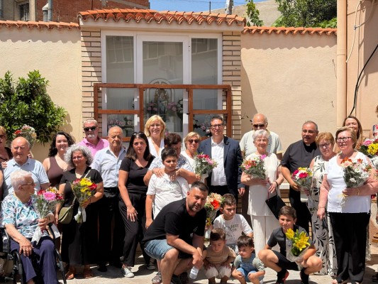 Castelló acompaña a los vecinos del grupo Perpetuo Socorro en la misa y procesión en honor a su patrona