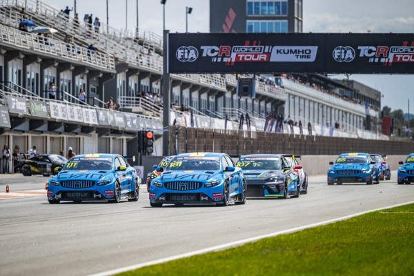 Triplete histórico de Santiago Urrutia que lo gana todo en las carreras de TCR en Valencia  