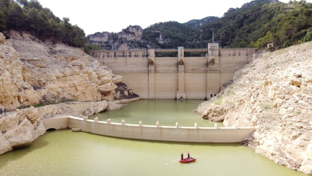 La Confederación Hidrográfica del Júcar inicia la  retirada de peces en el embalse de Ulldecona 