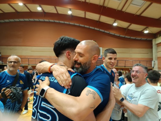 Voltios, escolta canterano, renueva por dos campañas por el Ciudad de Molina Basket