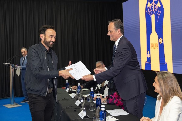 El diseñador alicantino Javier Reina, finalista en la Bienal Internacional de Cartelismo Terras Gauda