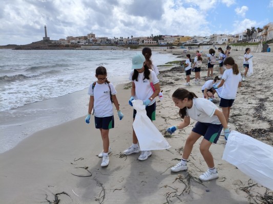 Alumnos de Murcia y la Vega Baja impulsan acciones para proteger la sostenibilidad del mar y las playas de su entorno
