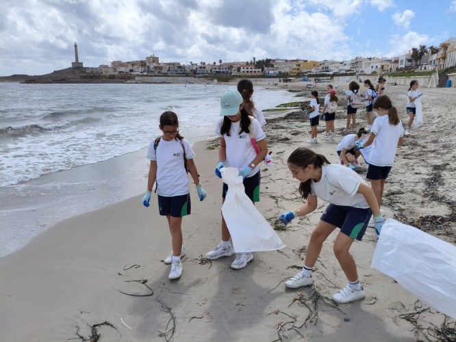 Alumnos de Murcia y la Vega Baja impulsan acciones para proteger la sostenibilidad del mar y las playas de su entorno