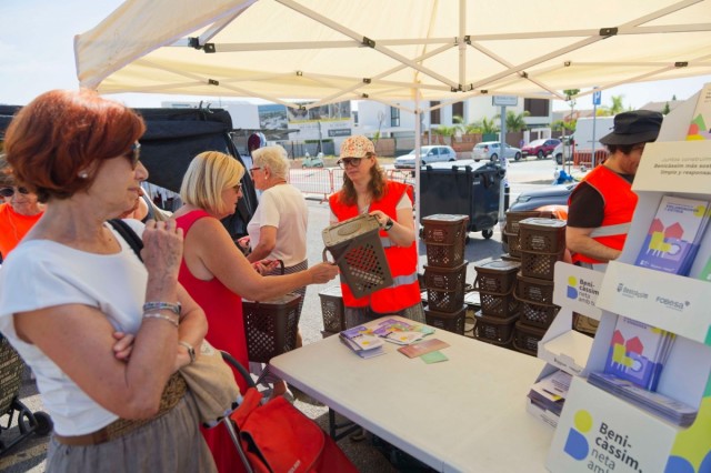Benicàssim facilita la separación de residuos orgánicos con el reparto de 20.000 cubos marrones y bolsas biodegradables