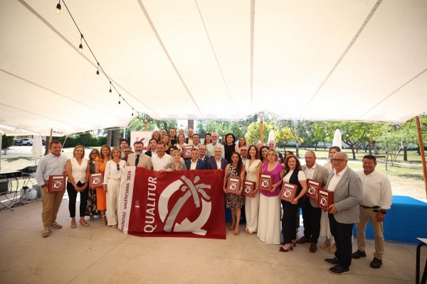 Turisme distingue en Burriana a 206 playas y calas de 40 municipios de la Comunitat con la bandera Qualitur