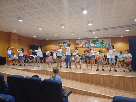 Burriana despide la Semana Musical de Verano con una interpretación de 'La liebre y la tortuga'