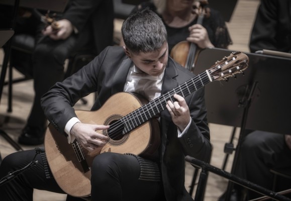 El guitarrista Ausiàs Parejo rinde homenaje a Falla en la Real Academia de Bellas Artes de San Carlos