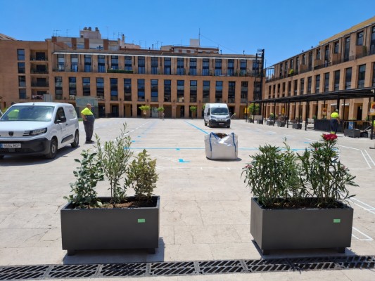 Menos coches y más espacio para peatones: Catarroja reordena el aparcamiento en la Plaza Mayor tras la Dana
