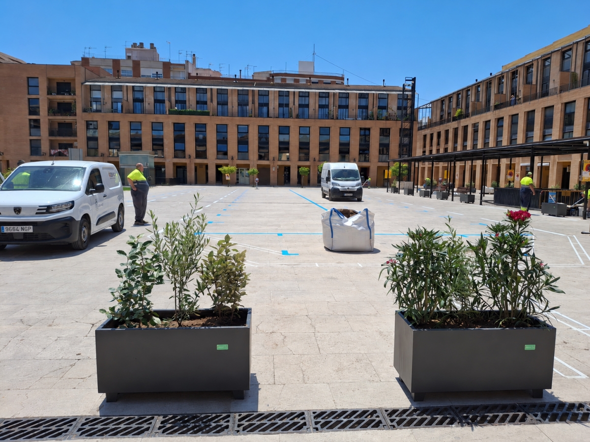 Menos coches y más espacio para peatones: Catarroja reordena el aparcamiento en la Plaza Mayor tras la Dana