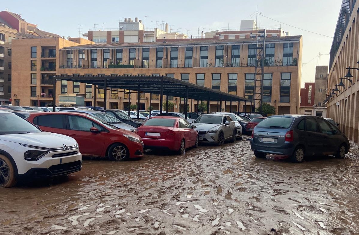 Vehículos estacionados en la Plaza Mayor de Catarroja tras la Dana. - Foto: AYUNTAMIENTO DE CATARROJA Vehículos estacionados en la Plaza Mayor de Catarroja tras la Dana.