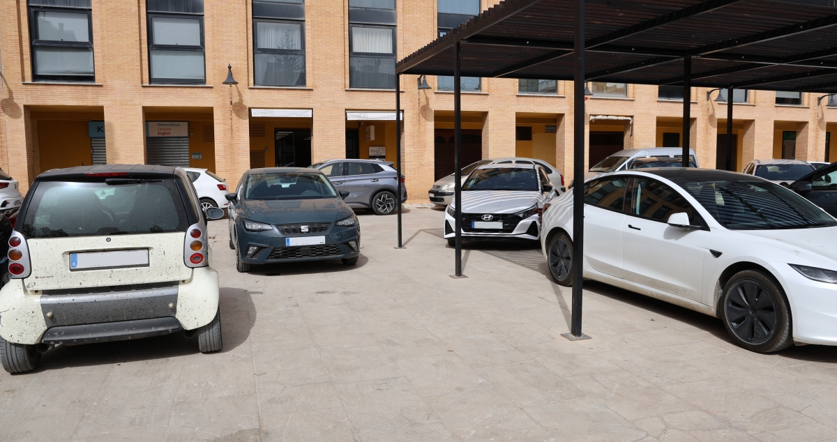 Vehículos estacionados en la Plaza Mayor de Catarroja. - Foto: AYUNTAMIENTO DE CATARROJA Vehículos estacionados en la Plaza Mayor de Catarroja.
