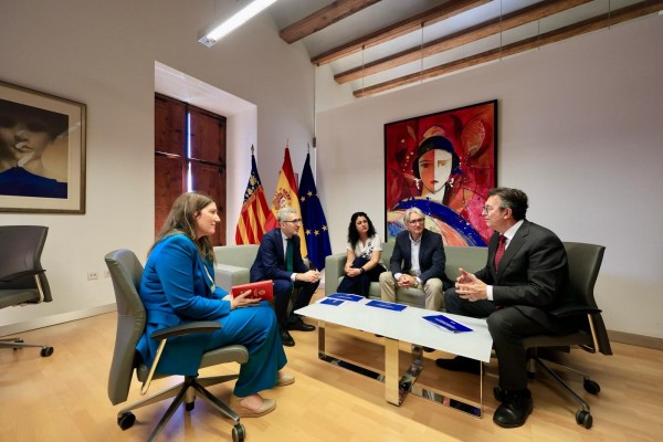 Patronal y sindicatos instan al Consell y Gobierno a negociar la propuesta 