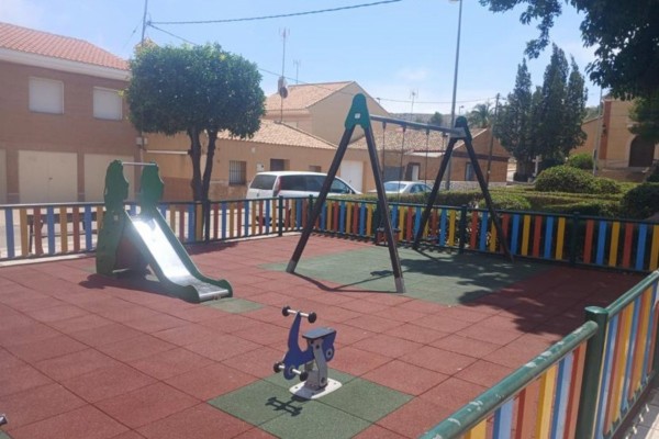 La plaza de San Nicolás en El Estrecho de San Ginés (Cartagena) estrena zona de juegos infantiles