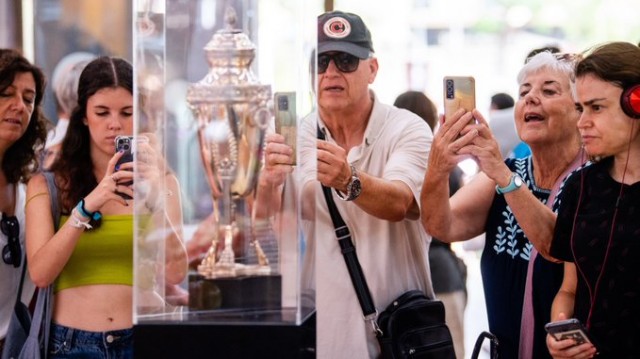 El Levante expone la Copa España Libre en el mercado del Cabanyal por su 87 cumpleaños
