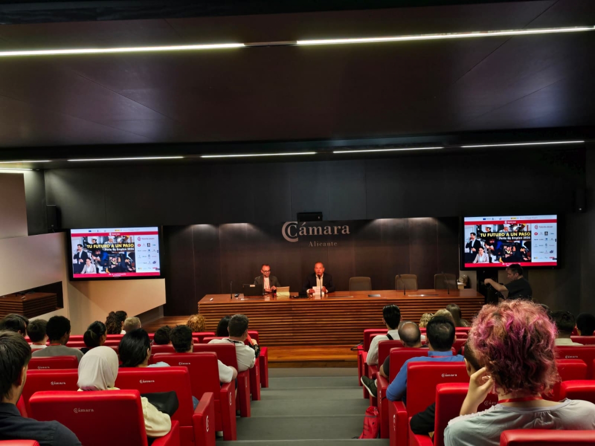 Carlos Baño en la bienvenida de la La Feria de Empleo Talento Joven .