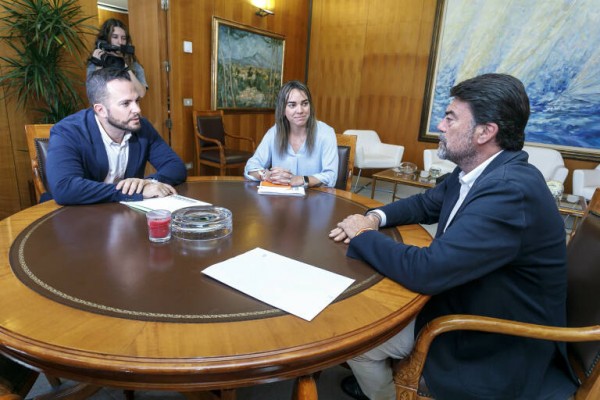 El PP de Alicante se acerca a Compromís y avisa a Vox: ¿nuevo aliado para apuntalar el mandato?