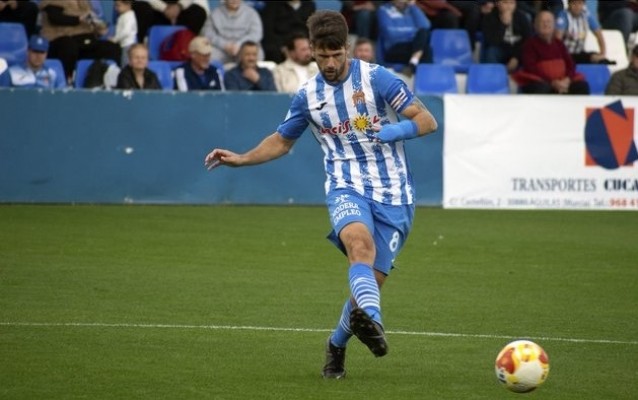 El centrocampista Mario Abenza renueva y continuará capitaneando al Águilas en Primera RFEF