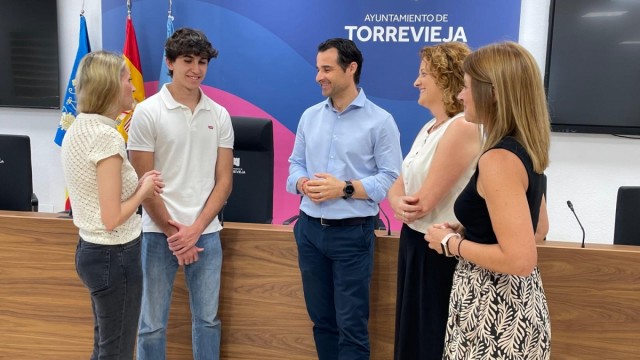 Torrevieja homenajea al alumno de La Purísima con la mejor nota de la EBAU de toda la Comunitat Valenciana
