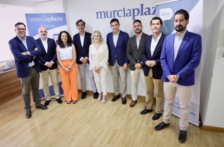 El desayuno de Foro Plaza 'Empresas y territorio: cuidar de la materia prima de turismo, agricultura, urbanismo y economía circular', en imágenes