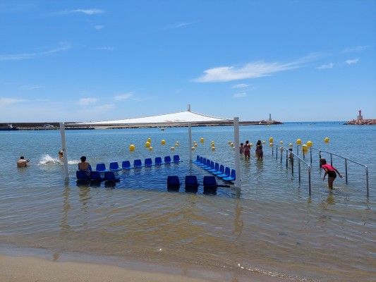 La Pobla de Farnals denuncia que no hay zona de baño accesible en la playa Pobla Marina