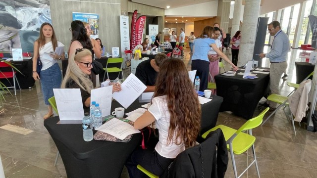 Torrevieja reúne más de 400 ofertas de empleo en la primera feria comarcal 