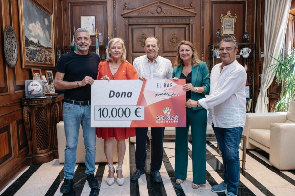 Castelló entrega a Afanias los 10.000 euros recaudados en la pasada edición del Vermut Solidario