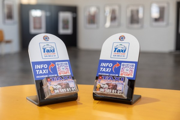 Las Oficinas de Turismo de l'Alfàs disponen ya de las nuevas tarjetas con código QR para taxis