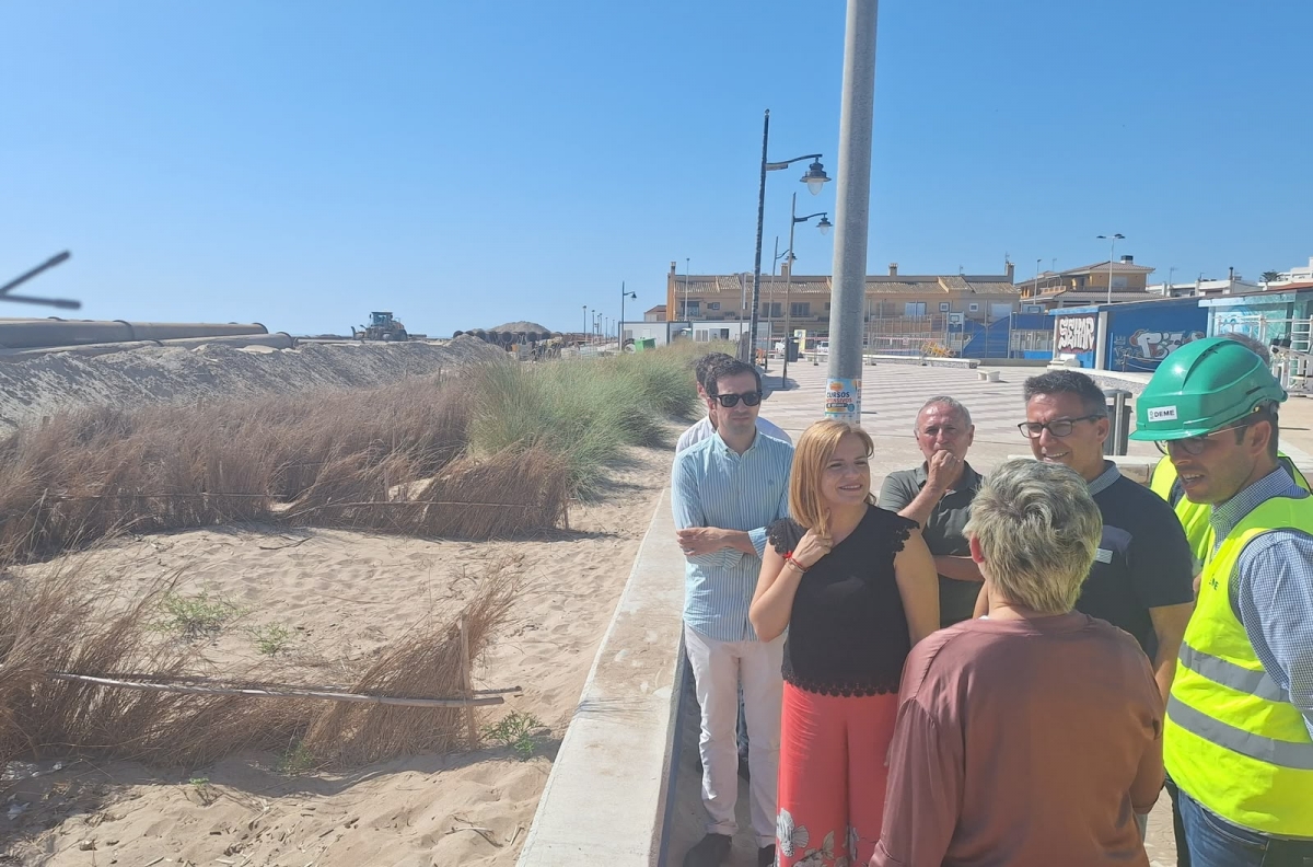 La visita de Pilar Bernabé a las playas de Sueca. - Foto: DELEGACIÓN DEL GOBIERNO La visita de Pilar Bernabé a las playas de Sueca.