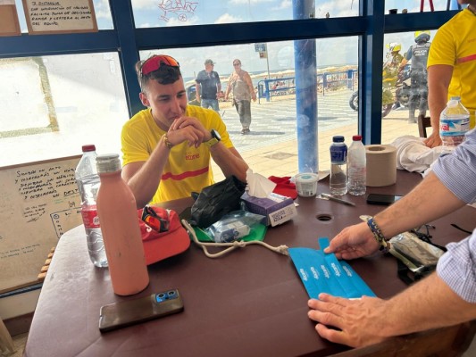 Alicante distribuirá 50.000 pulseras para evitar la pérdida de niños en las playas este verano