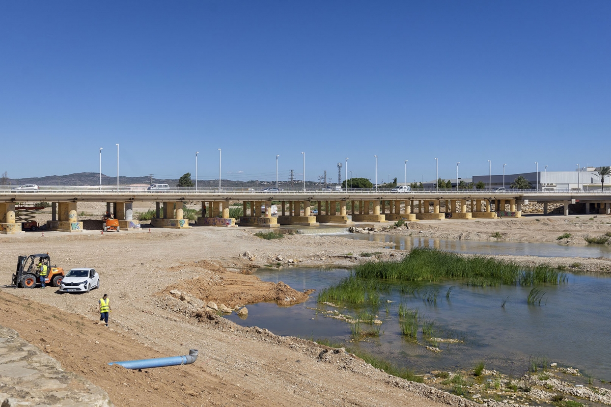 Obras en el cauce del río Magro a su paso por Carlet.
