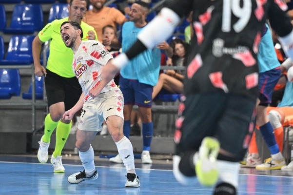 ElPozo, que falla tres penaltis tras dejar escapar una renta de 1-4, empieza la final de Liga a remolque