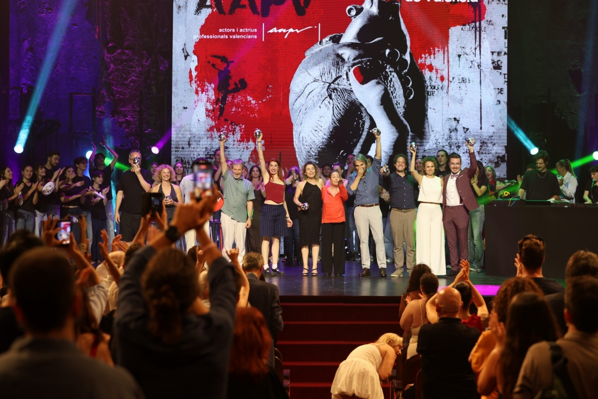 El elenco de 'La invasió dels bàrbars' brilla en los Premios AAPV 2026