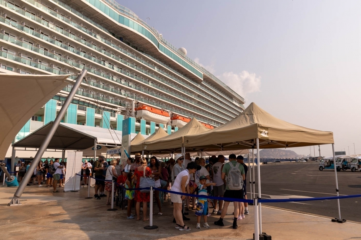El flujo continúa: Alicante recibe otros 22.000 cruceristas en plenas fiestas de Fogueres