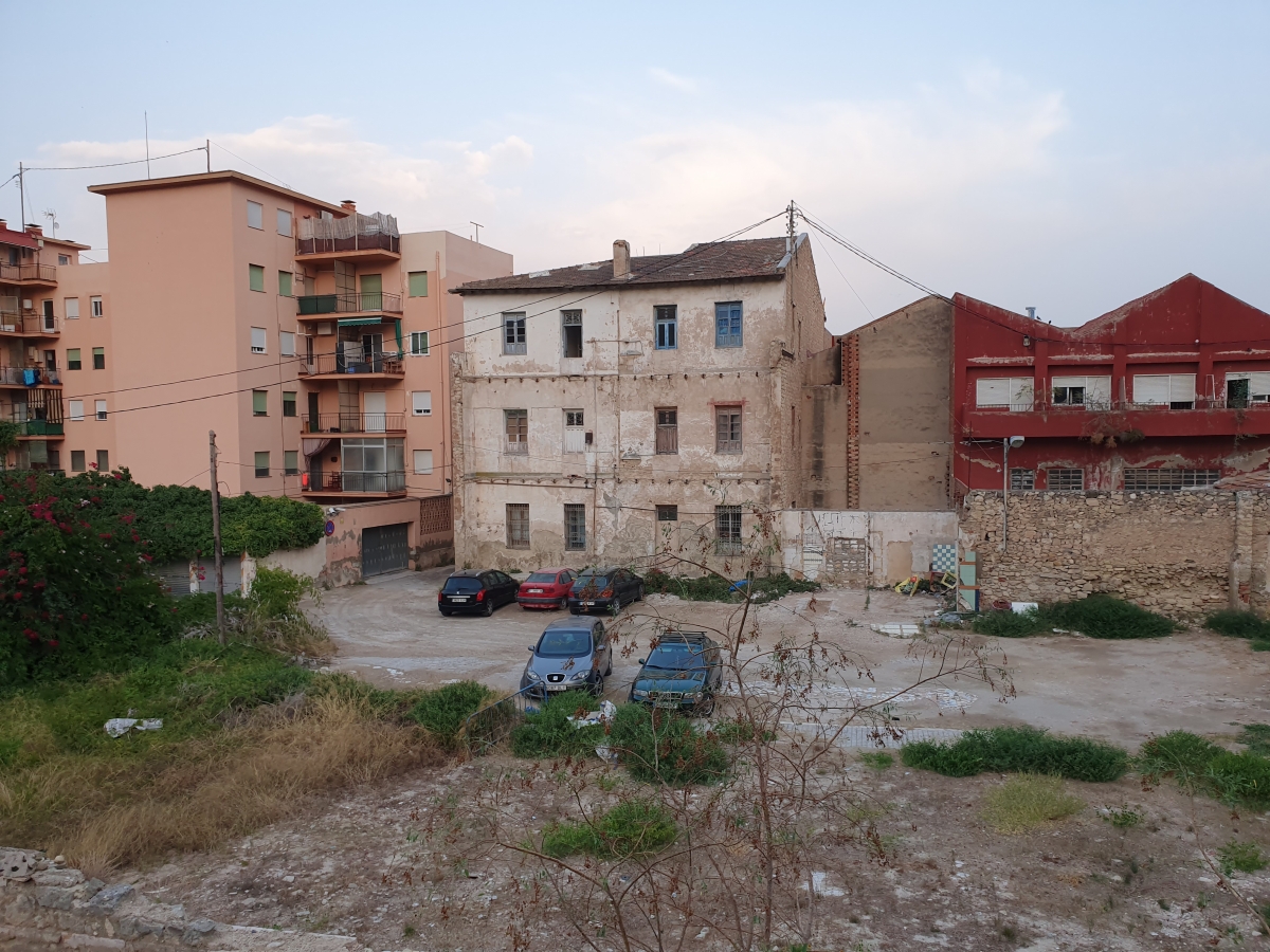 Vecinos del Parque del Mar de Alicante exigen una solución al edificio de Interior en el acceso sur