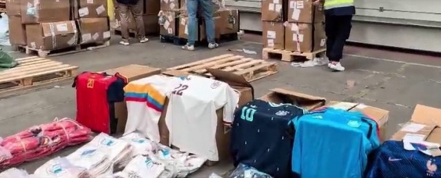 La Policía incauta camisetas falsificadas del Mundial de Fútbol en Dénia y Elche 