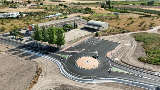 Una nueva glorieta en la pedanía caravaqueña de Archivel refuerza la seguridad de las 250 personas que acceden a diario al IES Oróspeda