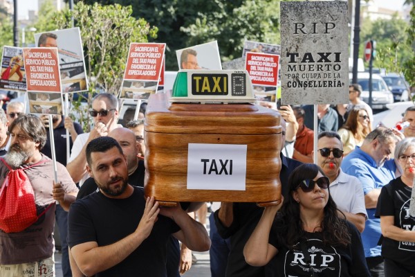 El taxi y las VTC amenazan con huelgas y litigios al Consell: las claves del rechazo al decreto