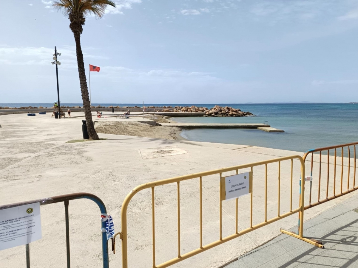 Torrevieja cierra una zona de baño de las piscinas naturales del paseo Juan Aparicio por 