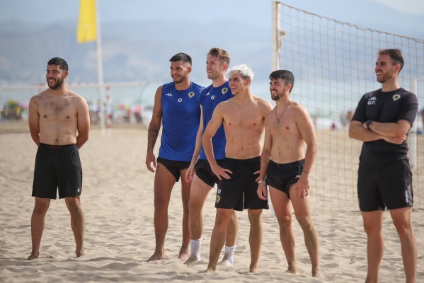 El Hércules rompe la rutina de la pretemporada y entrena en la arena de la playa de San Juan
