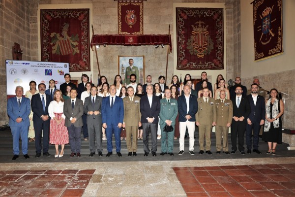 Tres estudiantes de la UJI reciben un reconocimiento a la excelencia de la Capitanía General de Valencia