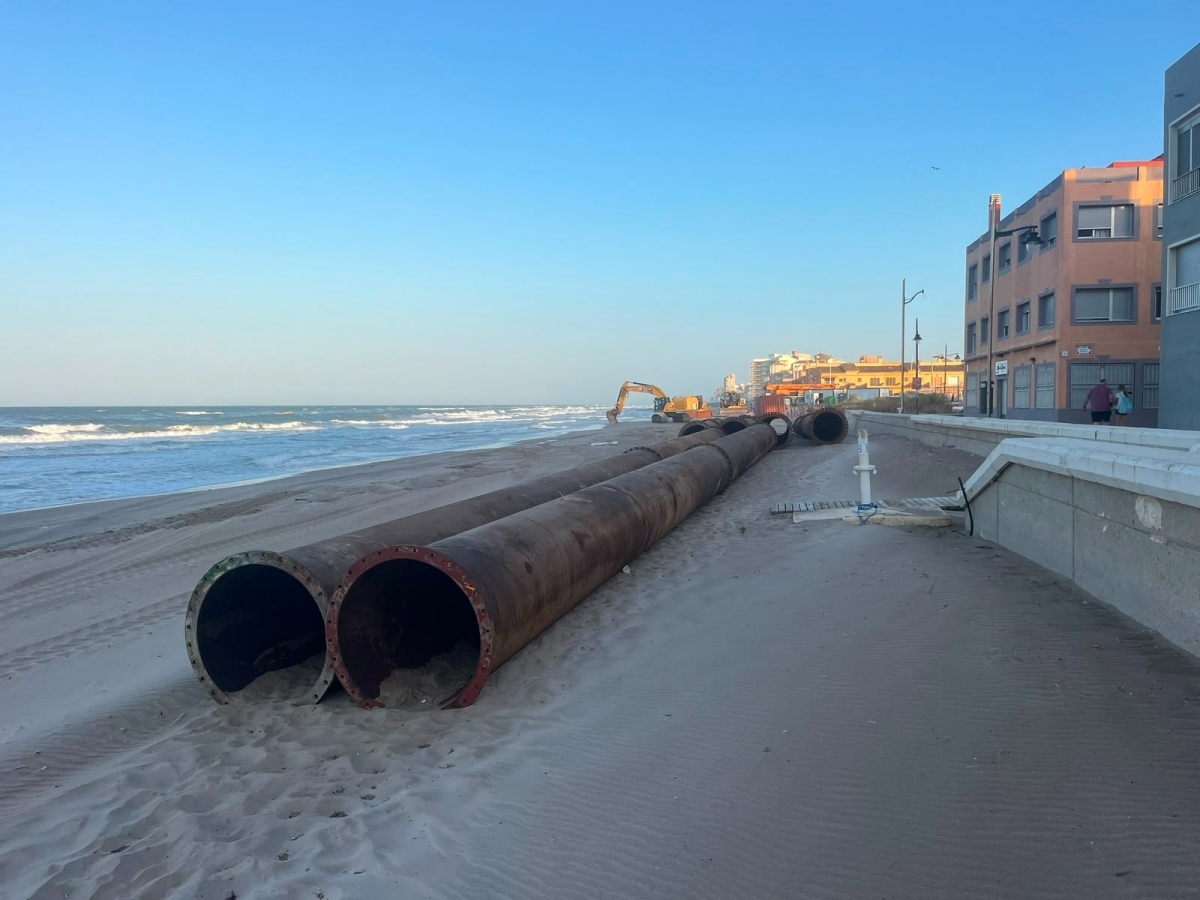 Trabajos de regeneración en la playa de El Perelló. - Foto: VP Trabajos de regeneración en la playa de El Perelló.