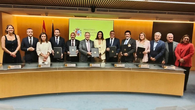 Benidorm se alía con el Ministerio y la británica ABTA para buscar soluciones innovadoras a destinos de elevada afluencia turística