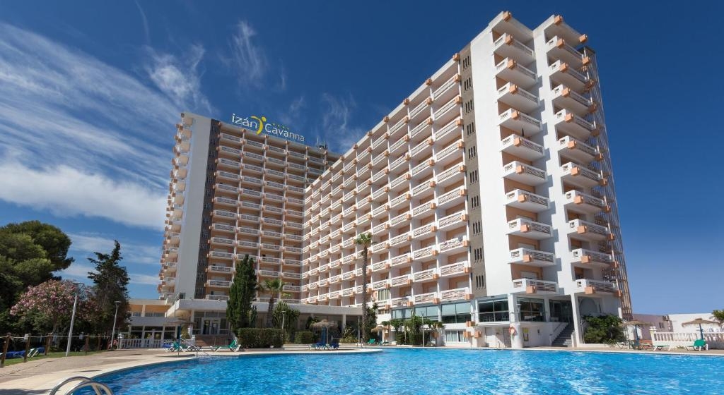 Urbanismo clausura dos habitaciones del hotel Cavanna, en La Manga, tras el desprendimiento que hirió gravemente a un huésped