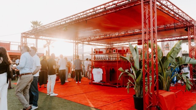 El lenguaje de Fogueres toma la Explanada con la 'souvenir shop' de Mahou y SpainSays